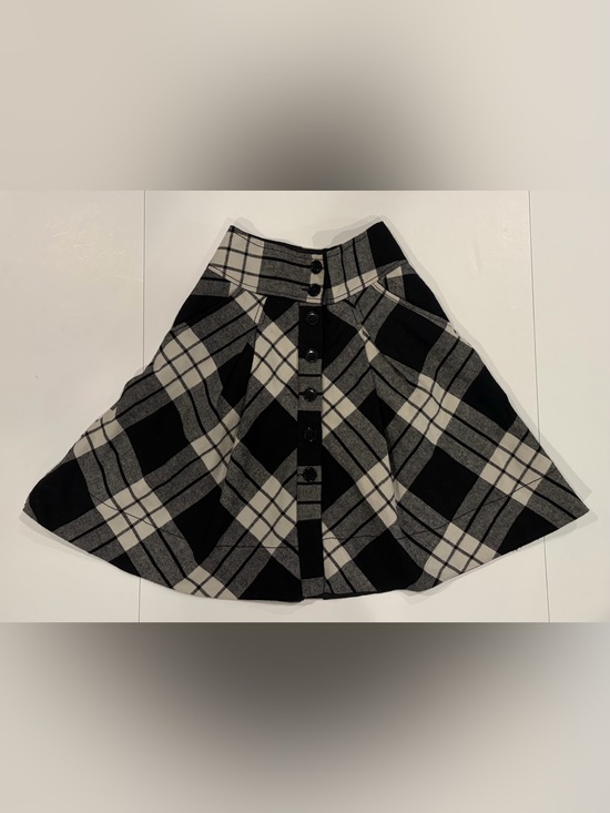 H&M Dresses & Skirts - H&M Black & Beige Plaid Button-Front Midi Skirt with Pockets - Size 2